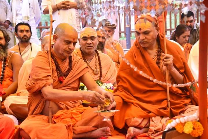स्वामी सदानंद महाराज और स्वामी अविमुक्तेश्वरानंद महाराज ने शालिग्राम पूजन किया था।