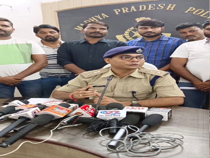 जानकारी देते पुलिस अधीक्षक बागरी