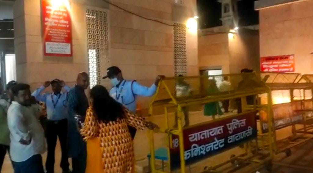 श्रद्धालु शनिवार की शाम भी गेट नंबर-4 की बगल की गली से बाबा विश्वनाथ के धाम में प्रवेश कर रहे थे। सुरक्षा का जिम्मा प्राइवेट सिक्योरिटी गार्ड संभाल रखे थे।