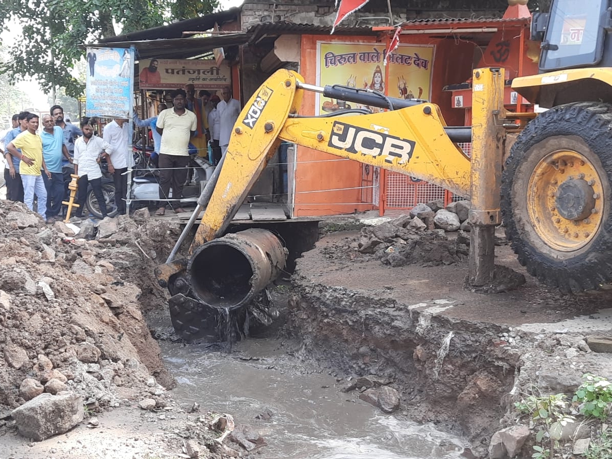 Cleaning of choked drain started in Housing Board, SDMCEO got JCB