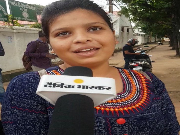 एग्जाम देने आई सचि शुक्ला ने कहा कि खाली बैठने से अच्छा चपरासी बनना है।