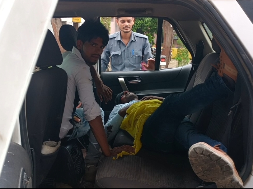Road accident in Datia, two youths riding a bike injured in a collision ...