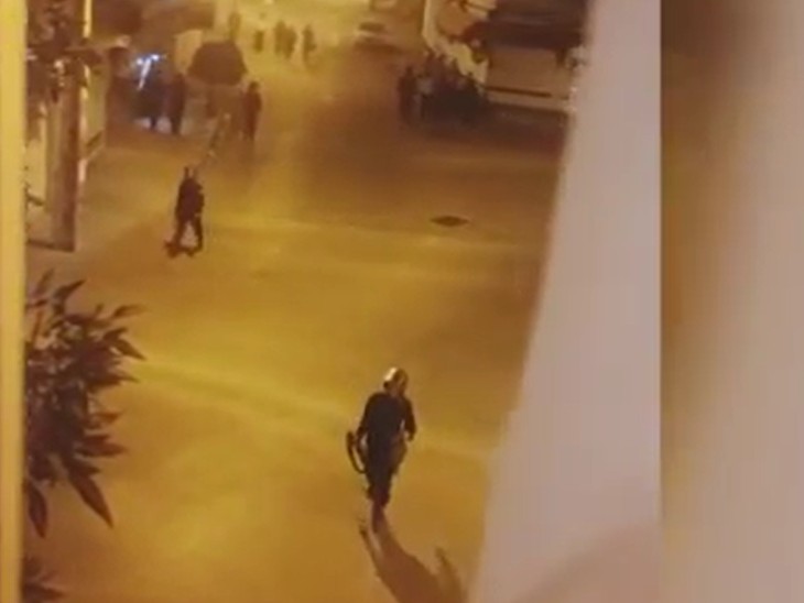 ईरान की स्पेशल फोर्स सड़कों पर हथियारों के साथ गश्त कर रही है। बोकान शहर की ये फोटो एक वीडियो से ली गई है। वीडियो खिड़की से बनाया गया था।