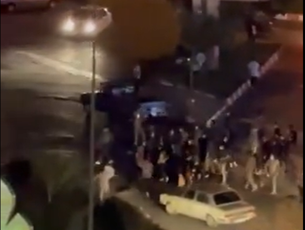 प्रदर्शनकारी आजादी और लोकतंत्र की मांग कर रहे हैं। सरकारी फोर्स प्रदर्शनों को कुचलने की कोशिश करती है, तो लोग उनसे टकरा जाते हैं।