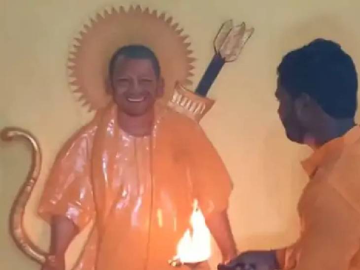 मंदिर में योगी की आरती उतारते प्रभाकर मौर्य।- फाइल फोटो।