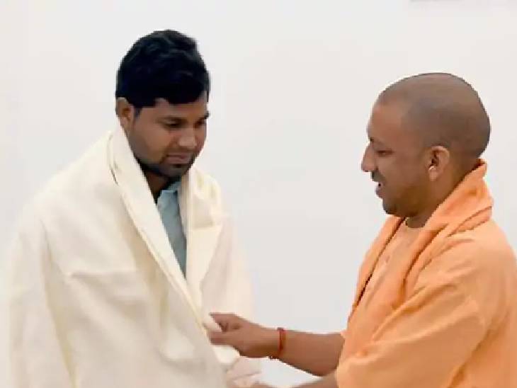 ये फोटो साल 2018 की है। प्रभाकर मौर्य ने CM योगी आदित्यनाथ से मुलाकात की थी। CM योगी ने उन्हें सम्मानित किया था।