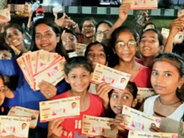 इंदौर रोड स्थित बालाजी धाम कालोनी में निशुल्क गरबा पास लेने के लिए गरबा प्रेमी पहुंचे। - Dainik Bhaskar