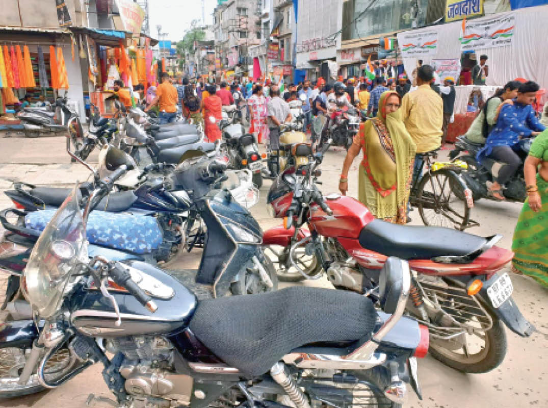 सीतलामाता बाजार में पार्किंग न होने से ग्राहक मजबूरी में रोड पर ही गाड़ियां खड़ी करते हैं। - Dainik Bhaskar