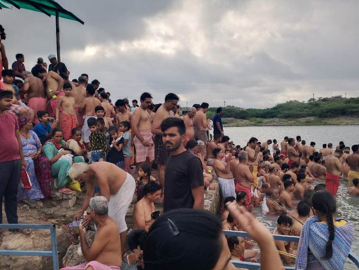 कायलाना में प्रशासन ने भी सुरक्षा व्यवस्था बनाए रखी। तर्पण स्थल पर गोताखोरों को तैनात किया गया। वही चौकी प्रभारी भी मौके पर मौजूद रहे।