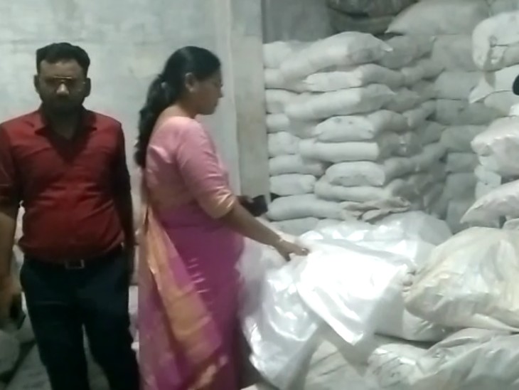 गोदाम से बड़ी मात्रा में पॉलीथिन जब्त की। - Dainik Bhaskar