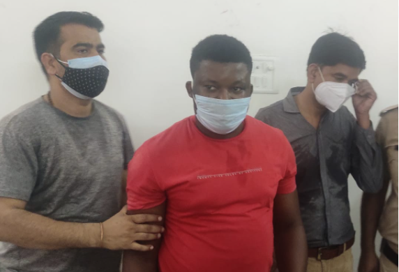 पिछले साल भिंड पुलिस नोएडा से पकड़कर लाई थी इस नाइजीरियन ठग को।