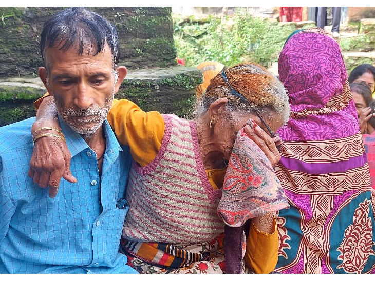 अंकिता के चाचा ने कहा कि यहां आने-जाने तक का रास्ता नहीं, जैसे-तैसे अंकिता को पढ़ाया था।