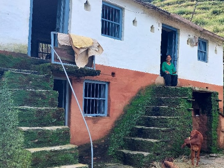 यह अंकिता का घर है। आसपास कोई स्कूल नहीं था, इसलिए अंकिता ने पौड़ी से पढ़ाई की। यहां अब भी उनकी किताबें रखी हैं।