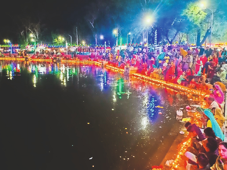 Crowds of women gathered to donate lamps at Jhali pond, jammed for two