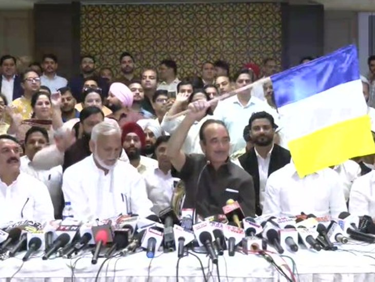 डेमोक्रेटिक आजाद पार्टी का झंडा दिखाते गुलाम नबी।