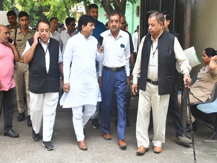 राज्यमंत्री कपिल देव अग्रवाल अपने अधिवक्ता के साथ कोर्ट में जाते हुए।