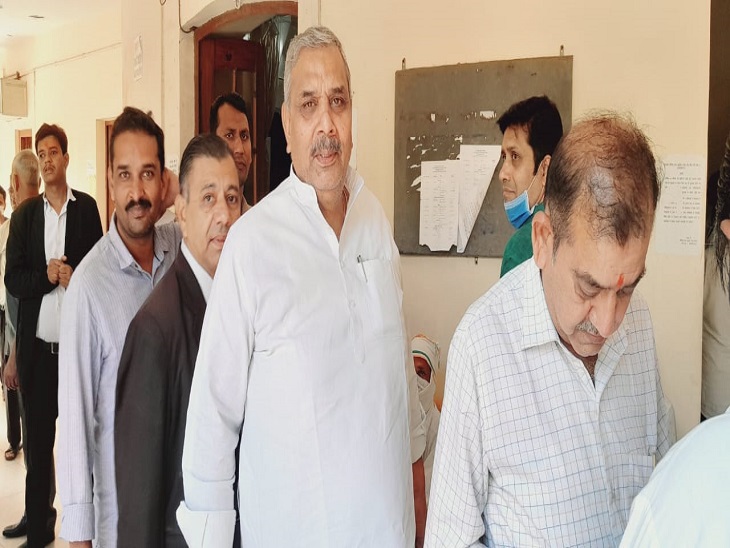 कोर्ट में आत्मसमर्पण करने जाते पूर्व सांसद हरेन्द्र मलिक।