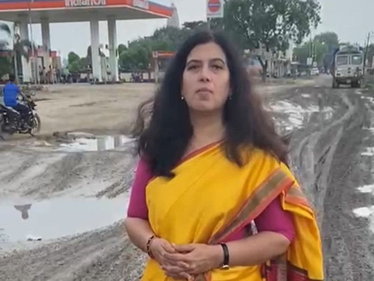 घटिया सड़क को दिखाते हुए राज्यसभा सांसद सरोज पाण्डेय।
