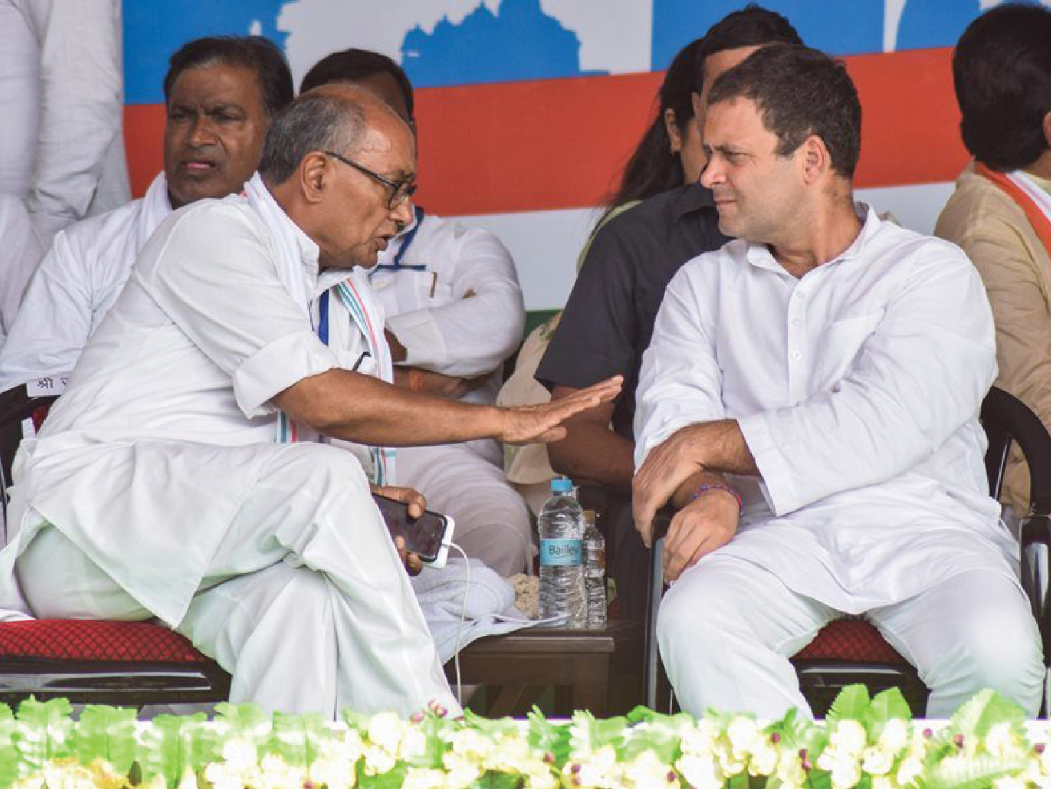 दिग्विजय सिंह पहले राहुल गांधी के सलाहकार रह चुके हैं। उनके गांधी परिवार और दिल्ली में कांग्रेस के सभी नेताओं से अच्छे संबंध है, इसलिए उन्हें कांग्रेस अध्यक्ष बनाया जाता है तो कोई खास दिक्कत नहीं होगी।