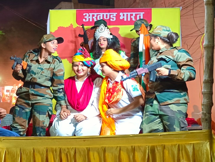 16 tableaux were involved, patriotism tableaus fascinated the mind