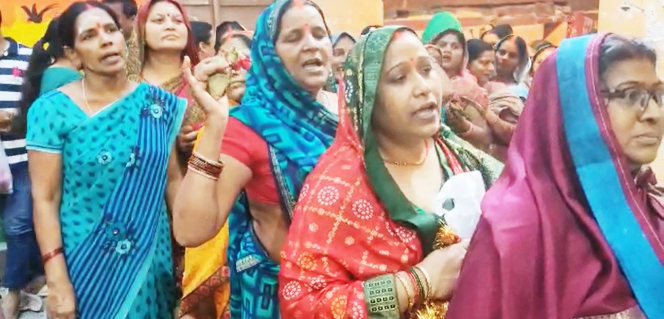 मां के दरबार में भक्तों का सैलाब। एक कतार में भक्त दर्शन कर रहे हैं।