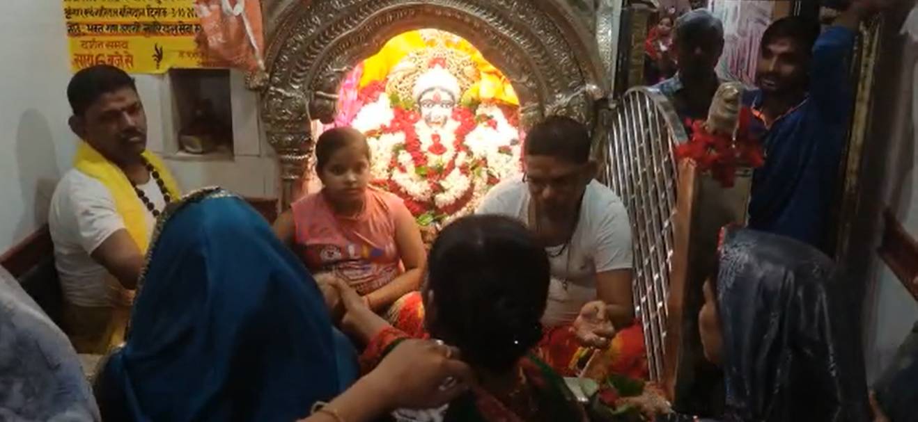 वाराणसी के दुर्गाबाड़ी स्थित माता ब्रह्मचारिणी के मंदिर में पूजा करते श्रद्धालुजन।