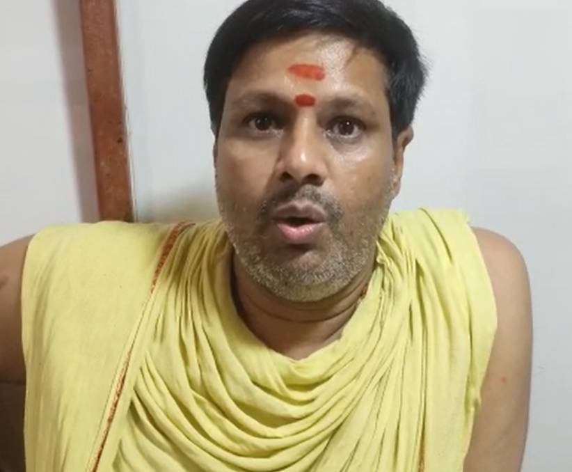 मंदिर के मंहत राजेश्वर ने कहा- मां के मंत्र जप से कई चीजे अच्छी हो जाएंगी।