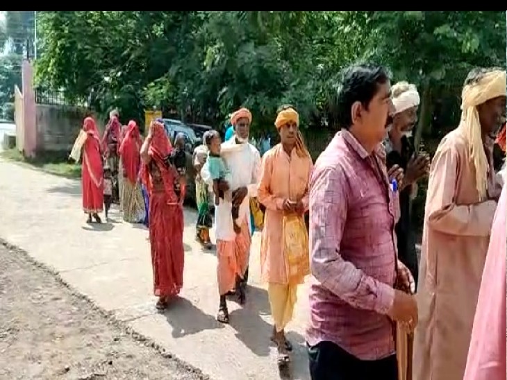 एसपी ऑफिस पहुंचते सपेरा जाति के लोग