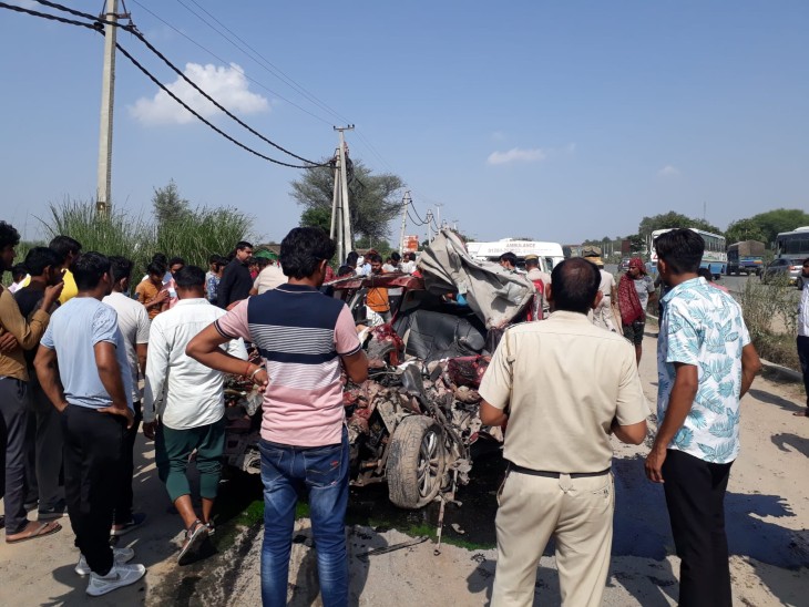 हादसे के बाद मौके पर मौजूद लोगों की भीड़।