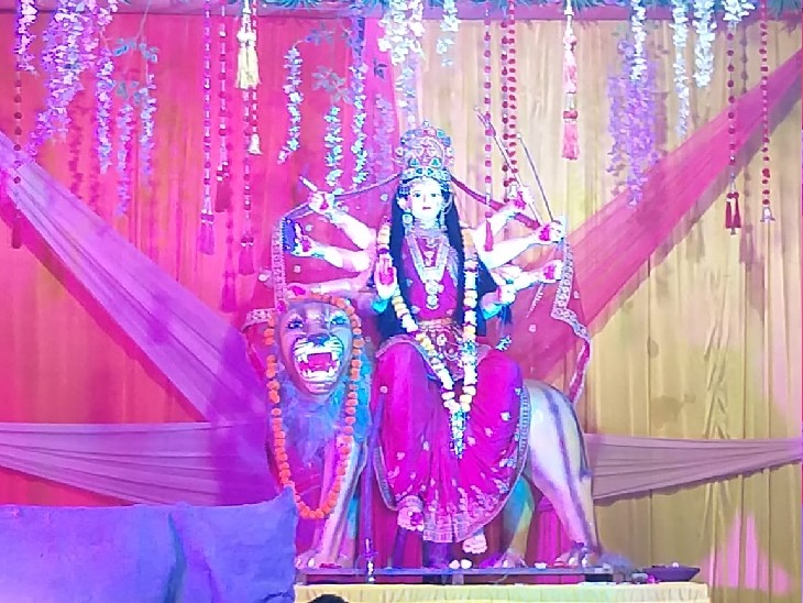 गोल में स्थापति दुर्गा माता का पंडाल
