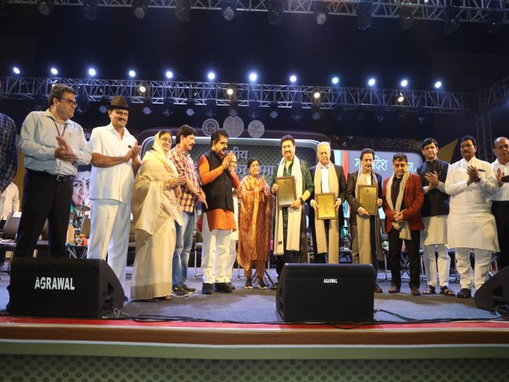 समारोह में सम्मानित हस्तियां।