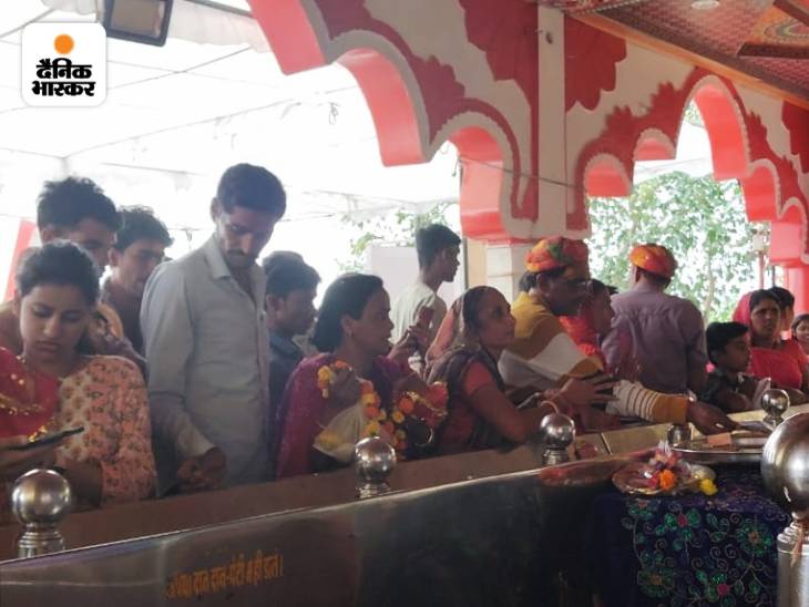 वैसे तो माता के दोनों मंदिरों में रोजाना भक्त पहुंचते हैं। नवरात्र में भक्तों की संख्या और भी ज्यादा बढ़ जाती है।