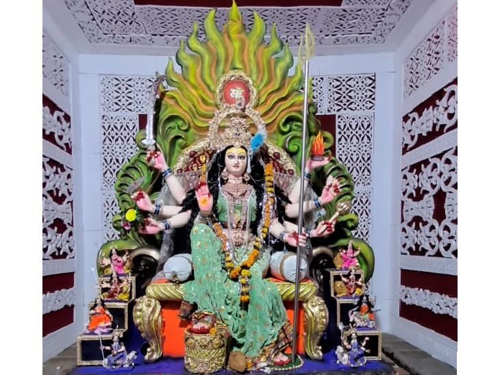 पूर्वी खंड में स्थापित मां विराजमान।