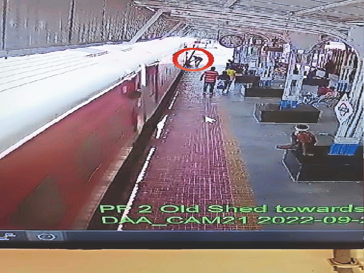 चलती ट्रेन से फिसले युवक को  निकालता आरक्षक, लाल घेरे में। - Dainik Bhaskar