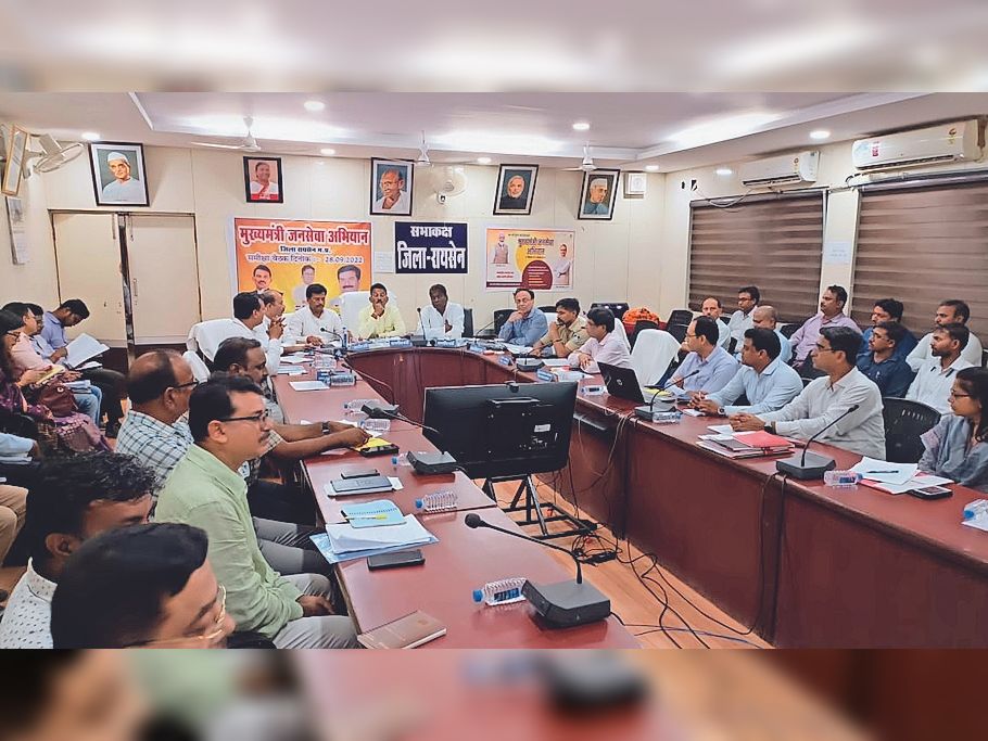 जल संसाधन मंत्री तुलसीराम सिलावट ने अधिकारियों की बैठक ली। - Dainik Bhaskar