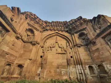 आज शारदीय नवरात्रि की चतुर्थी है। चैत्र नवरात्रि की चतुर्थी को मां श्रृंगार गौरी के दर्शन-पूजन की अनुमति श्रद्धालुओं को मिलती है। साल में यही एक ऐसा दिन होता है, जब मां श्रृंगार गौरी के भक्त उनकी चौखट पर अपना मत्था टेक पाते हैं।