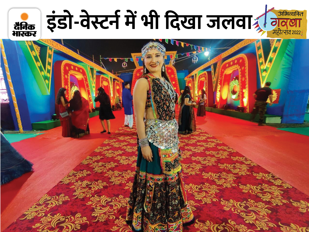 इस इंडो वेस्टर्न ड्रेस को भी पार्टिसिपेंट ने खुद डिजाइन किया है। बताया गया कि ड्रेस को गुजराती के साथ कश्मीरी लुक भी दिया गया है।