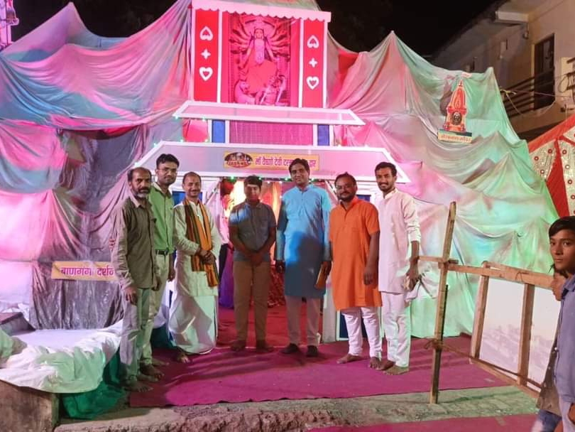 The tableau of Mother Vaishno Devi is wooing the devotees, devotees are ...
