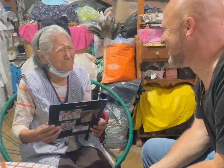 हुआनितो ने एना को अपने बचपन का फोटो एलबम दिखाया, जिसमें एना के साथ उनकी तस्वीरें थीं।