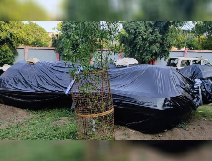 भोपाल में वॉटर प्रूफ पुतले भी बन रहे हैं। ताकि, यदि बारिश होती है तो पुतला भींगे नहीं।