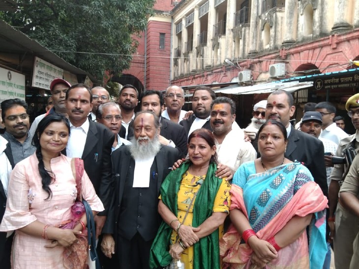यह फोटो वादिनी महिलाओं की है। उनके साथ उनके वकील खड़े हैं।