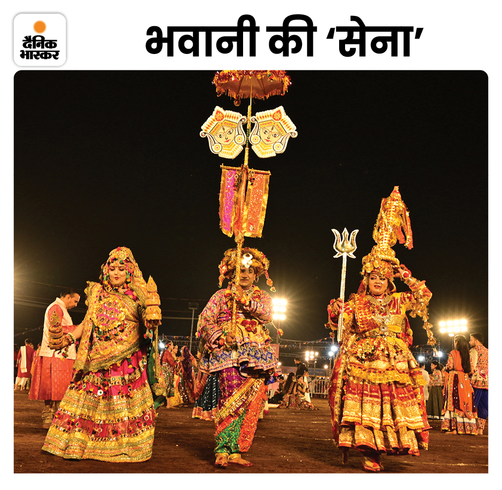गरबोत्सव में एक ग्रुप ने माता की सेना की ड्रेस पहनकर सबका मन मोह लिया। इसमें दो महिलाएं कलश लेकर आई थीं वहीं, पुरुष हाथ में ध्वज लिए हुए था। ड्रेस हैवी होने के बावजूद वे गरबा के स्टेप्स बखूबी कर रहे थे।