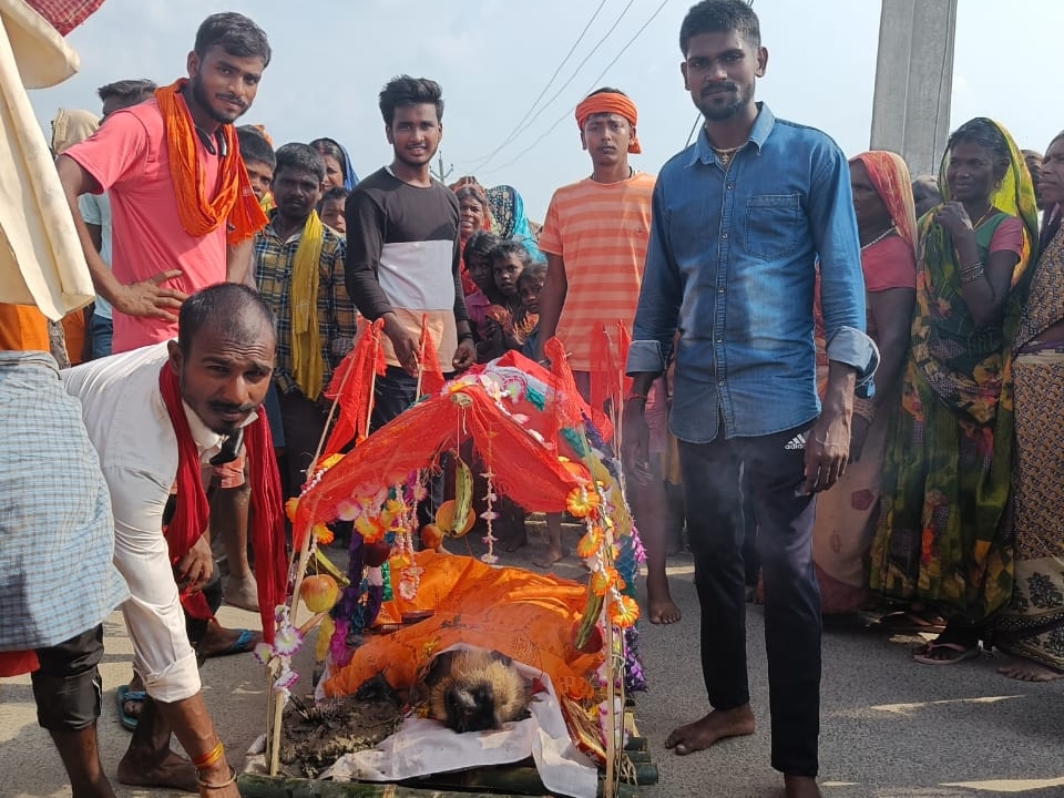 Villagers performed last rites according to Hindu rituals; Ramdhuni ...