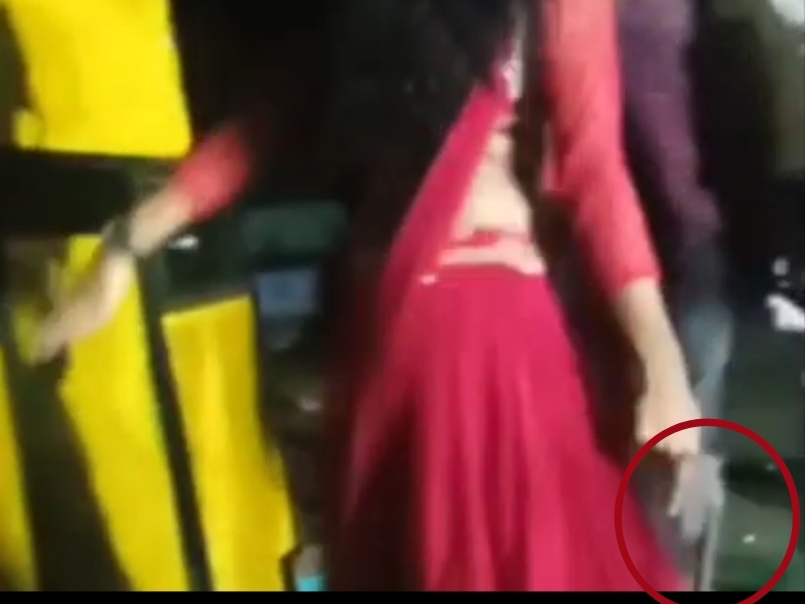 डांसर के हाथ में देसी कट्टा पकड़ाया, पूरी रात झूमते रहे आयोजक | The desi  katta was caught in the hands of the dancer, people kept swinging all night  - Dainik Bhaskar