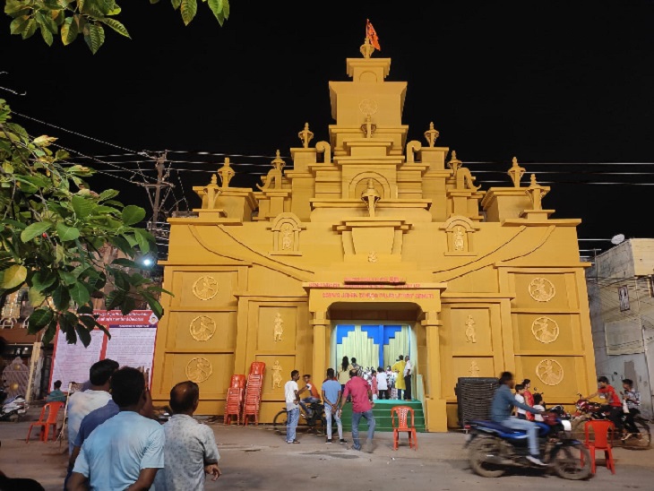 मंदिर और मॉडल पर आधारित बनाए गए पंडाल।