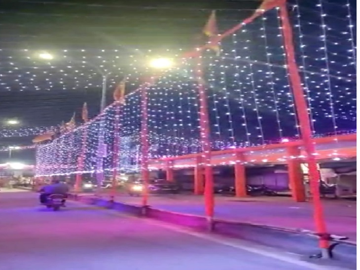 शहर की सड़कों में भी लाइटिंग की गई है।