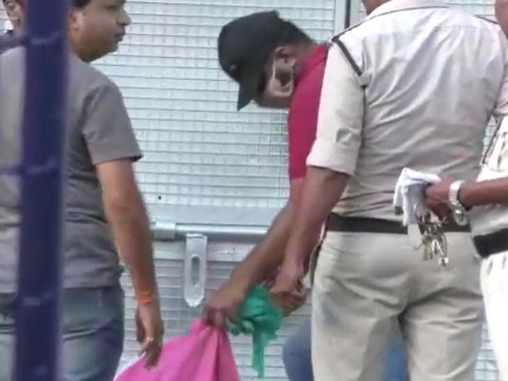 लेडी कॉन्स्टेबल द्वारा FIR दर्ज करवाने के बाद TI फरार हो गए थे, पुलिस ने उन्हें पाटन से गिरफ्तार किया था।