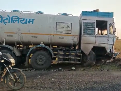 टक्कर के मौके पर खड़ा टैंकर।
