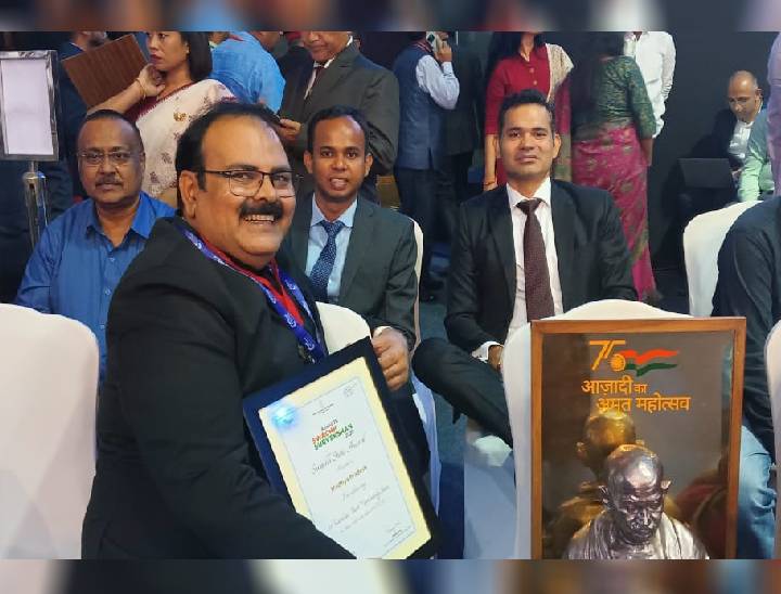 दिल्ली में कलेक्टर अविनाश लवानिया, निगम कमिश्नर केवीएस चौधरी कोलसानी, अपर आयुक्त एमपी सिंह ने अवार्ड लिया।