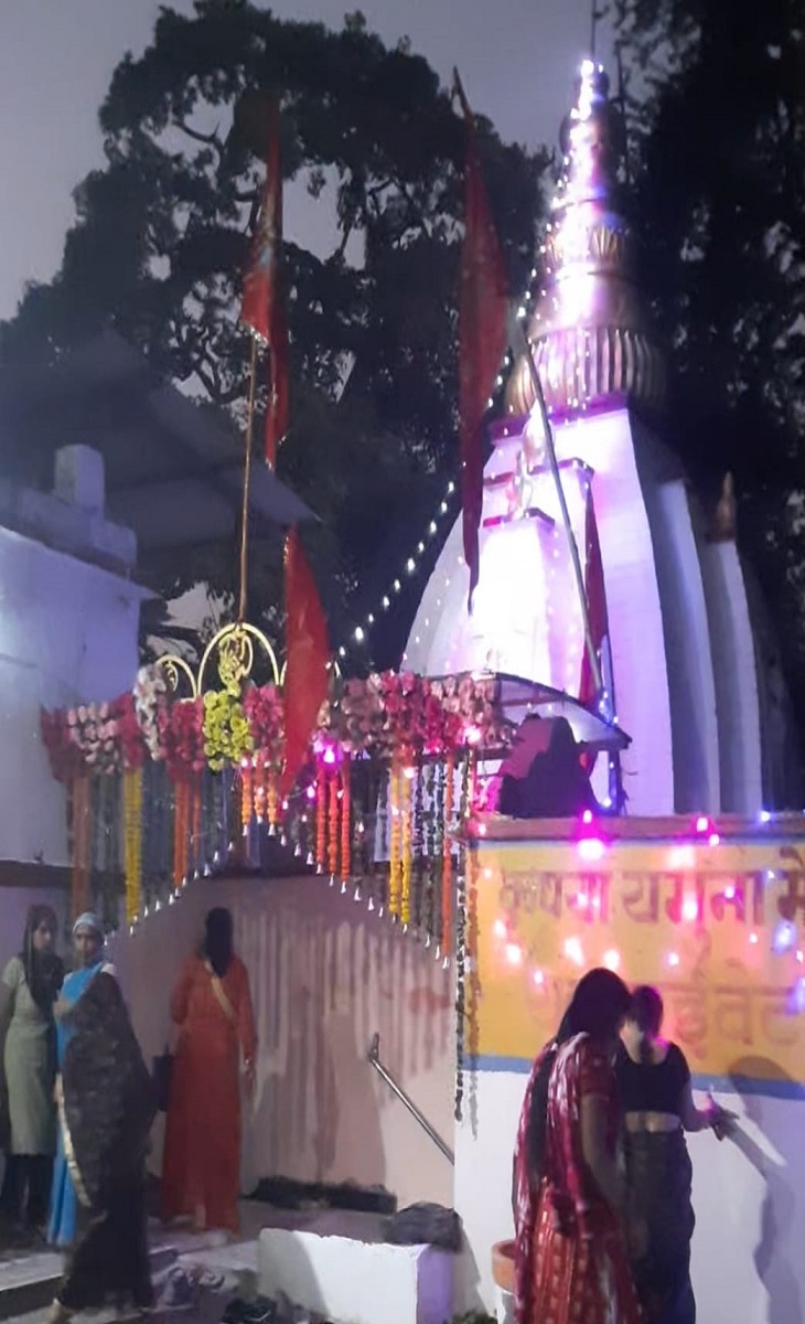 The queue of devotees keeps on darshan at the 118 year old temple ...
